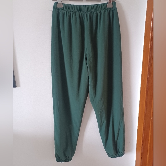 ⚡️SALE⚡️GapFit Reversible Runaround Joggers in 'Green Outdoors', Size Small - Picture 8 of 11